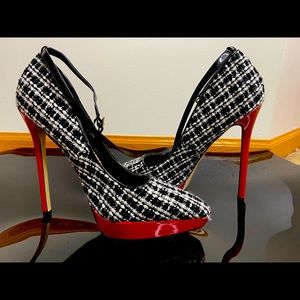 Stilettos that looks great with a black suit and a hint of red!
